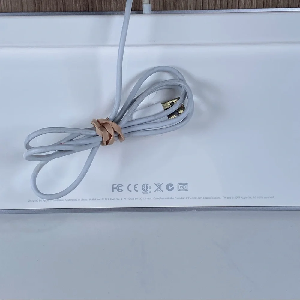 Apple Wired Mac Standard USB Keyboard with Numeric Keypad A1243 Tested and Works